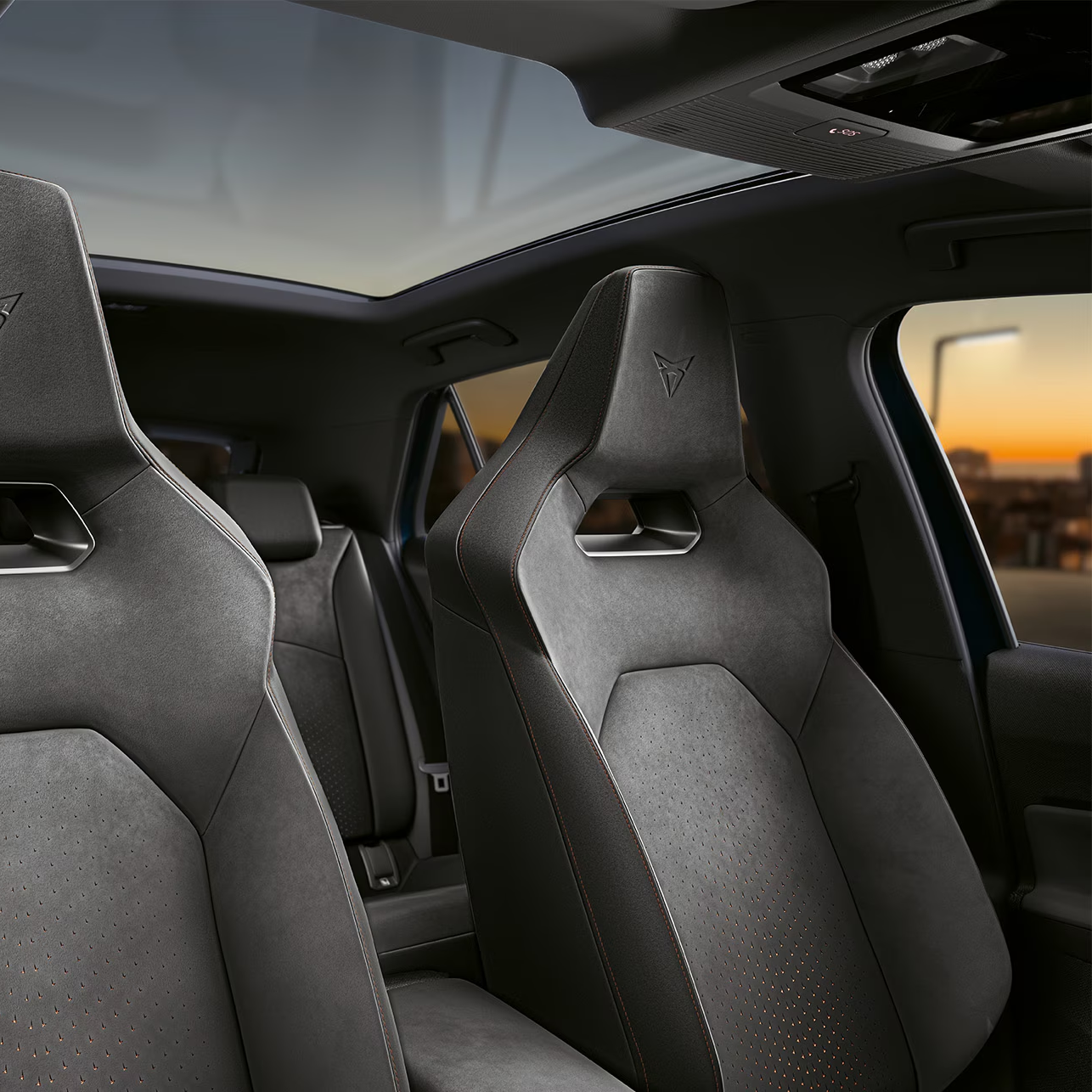 Sedadla v interiéru se skleněnou střechou