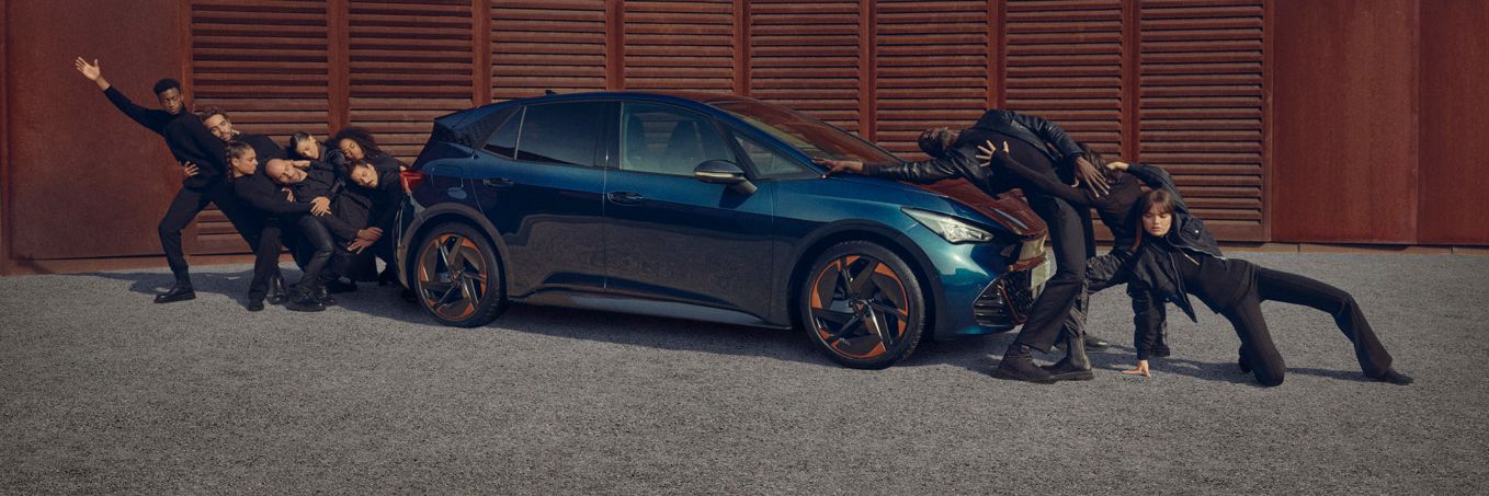 Ein CUPRA Born in blau beim Ladevorgang