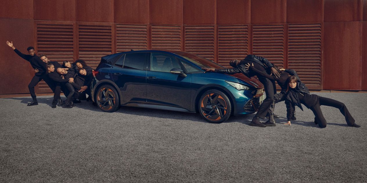 Ein CUPRA Born in blau beim Ladevorgang