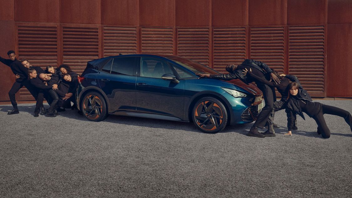 Ein CUPRA Born in blau beim Ladevorgang