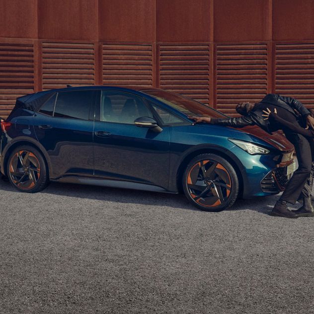 Ein CUPRA Born in blau beim Ladevorgang