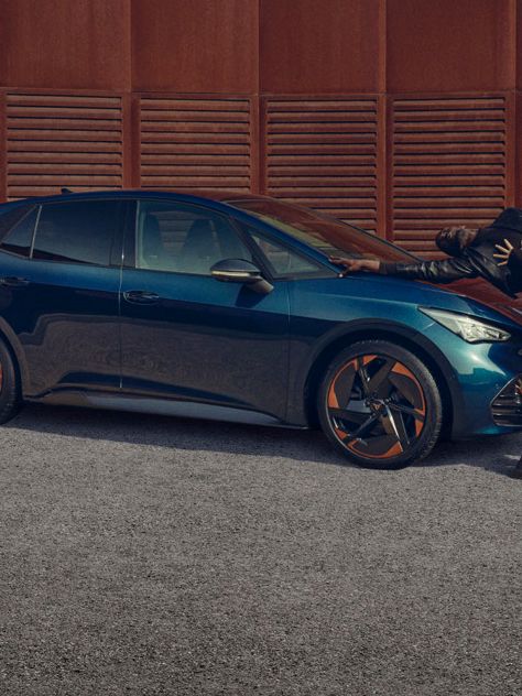 Ein CUPRA Born in blau beim Ladevorgang