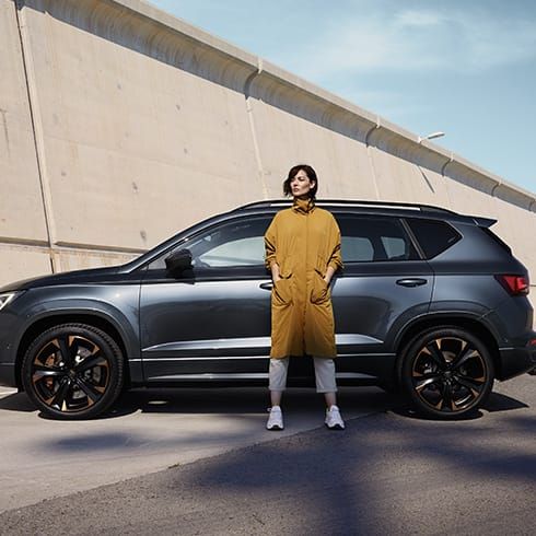 CUPRA Ateca 2020 Rodium šedá boční pohled žena u auta
