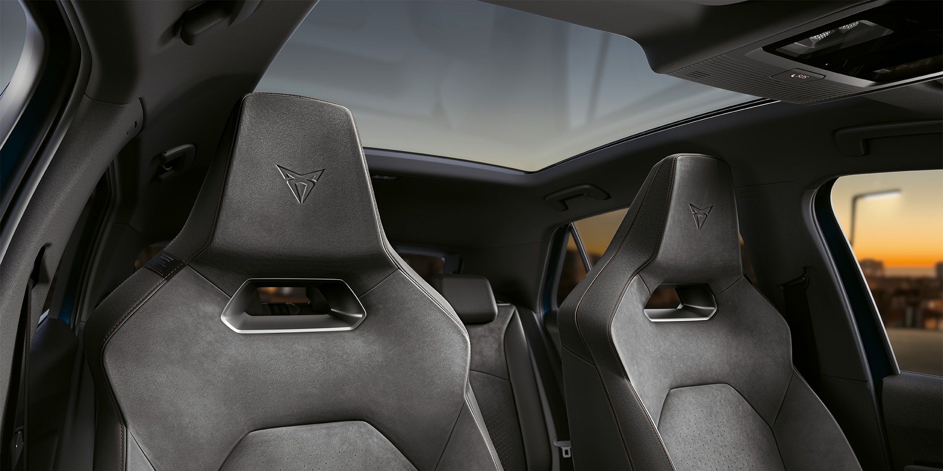 CUPRA Born se sportovními sedadly DINAMICA® v barvě Granite Šedá