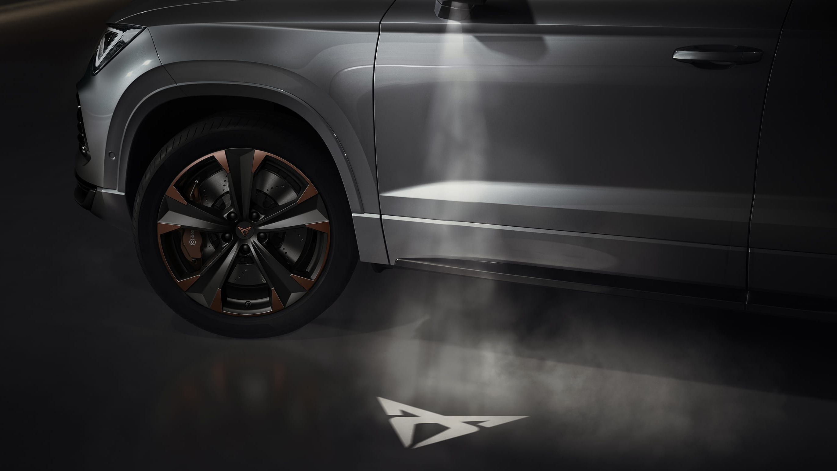 CUPRA Ateca 2020 v barvě rodium a uvítací osvětlení logo cupra promítané do prostoru před dveře řidiče