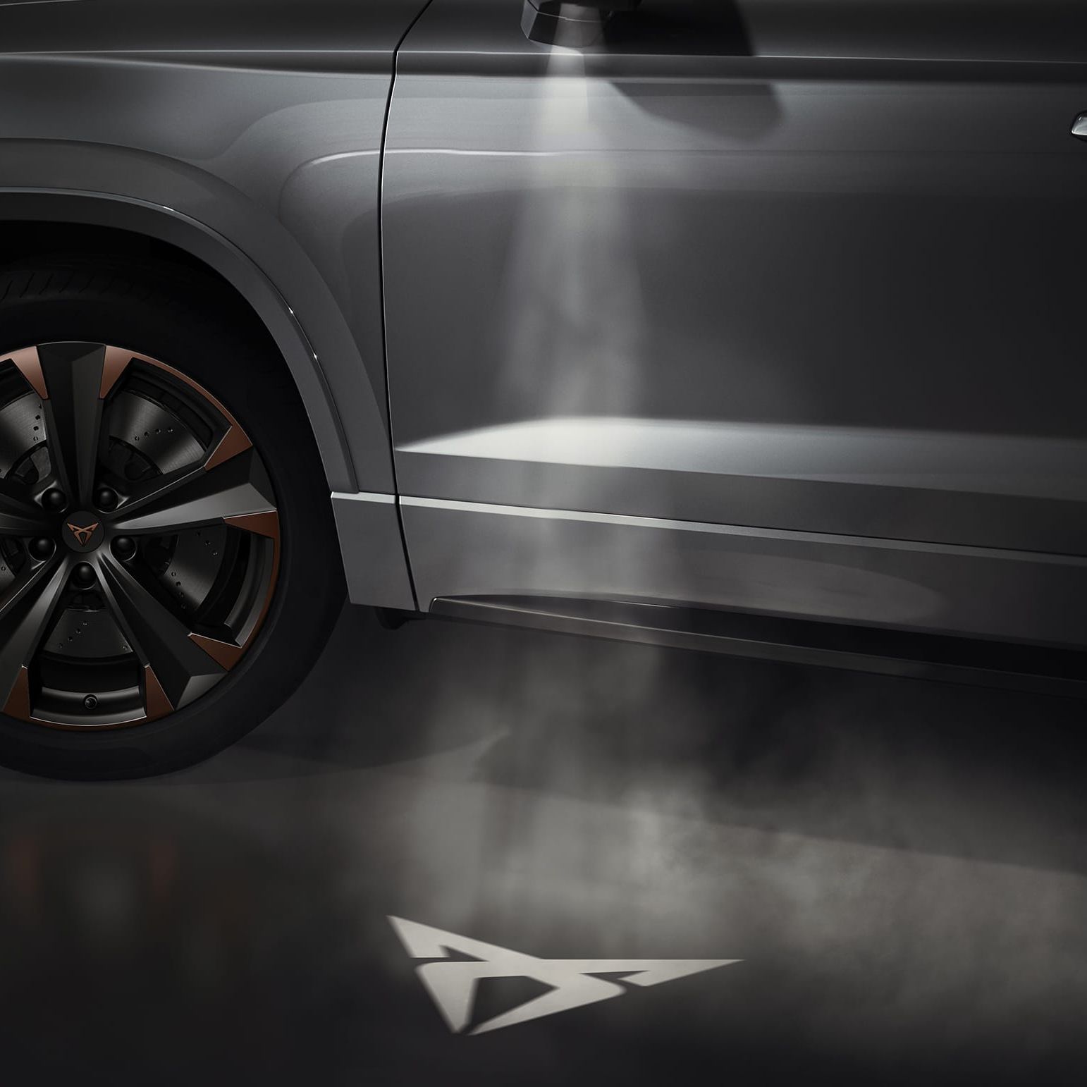 CUPRA Ateca 2020 v barvě rodium a uvítací osvětlení logo cupra promítané do prostoru před dveře řidiče