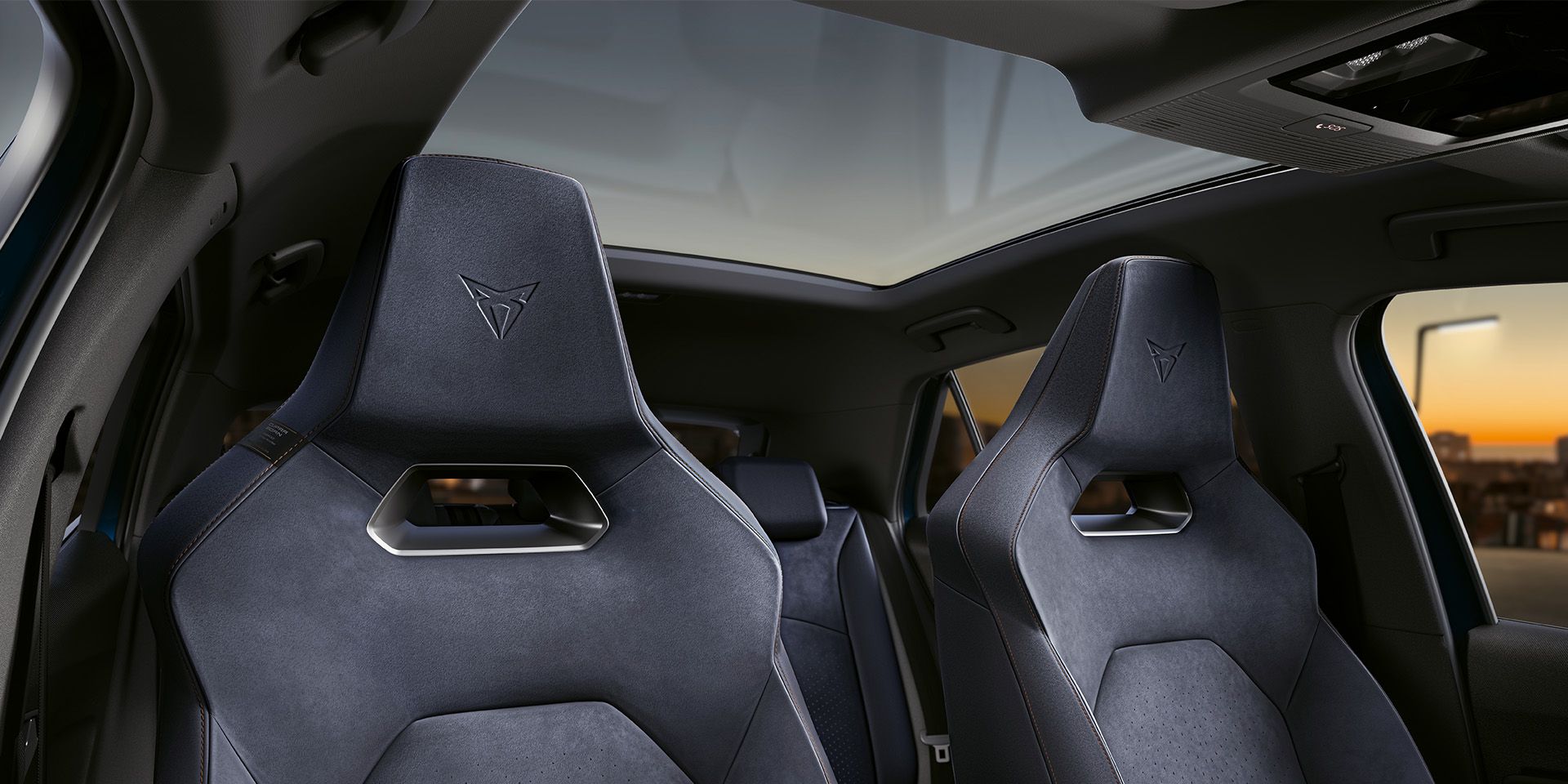 CUPRA Born se sportovními sedadly DINAMICA® v barvě Aurora Modrá
