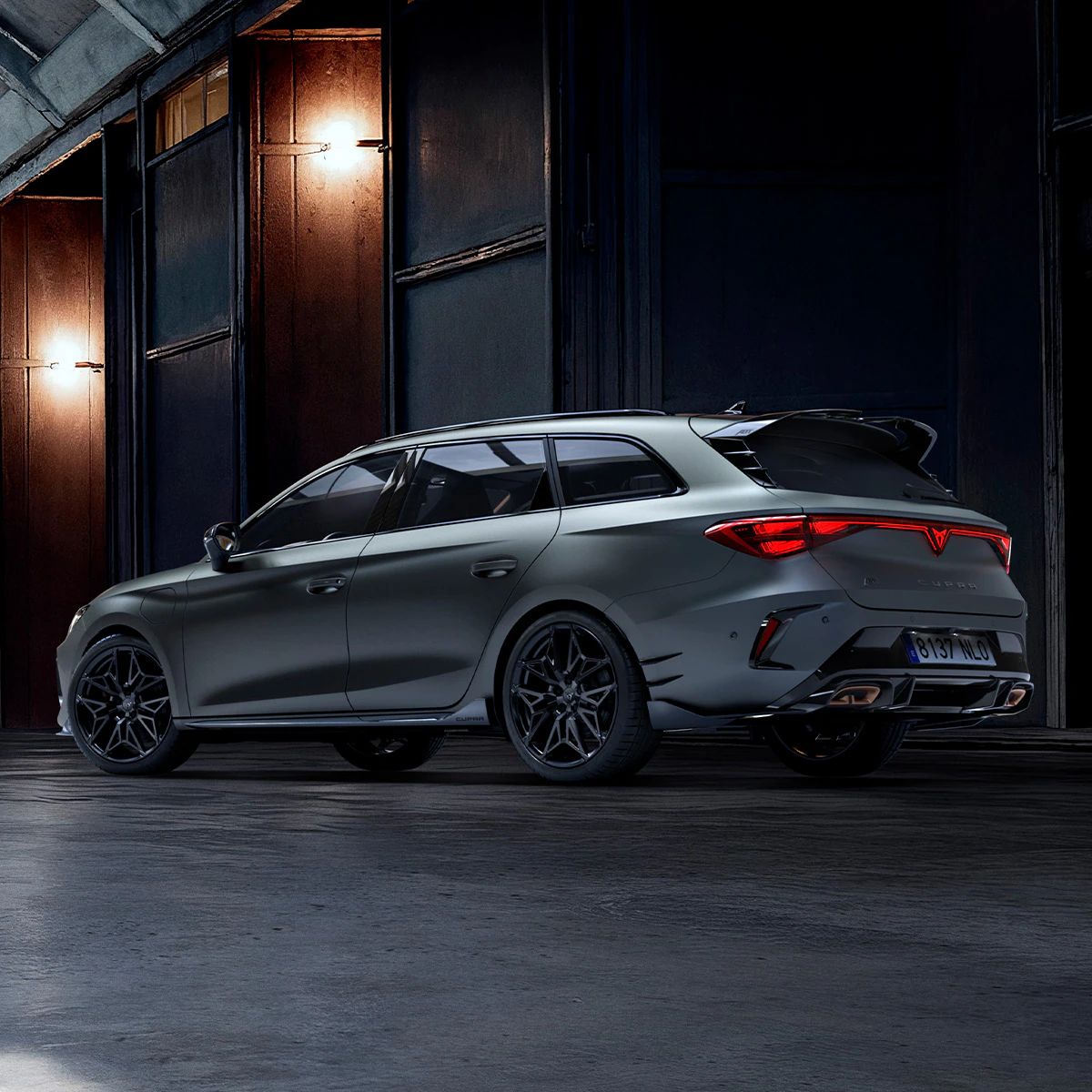 Hero pohled zezadu na model CUPRA Leon Sportstourer s paketem ABT