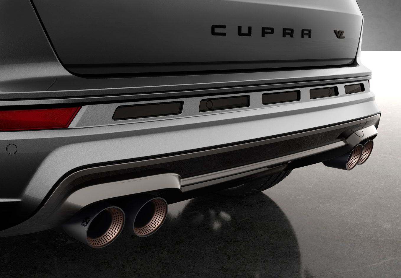 CUPRA Ateca 2020 v barvě rodium šedá zadní nárazník, zadní difuzor a čtyři koncovky výfuku CUPRA