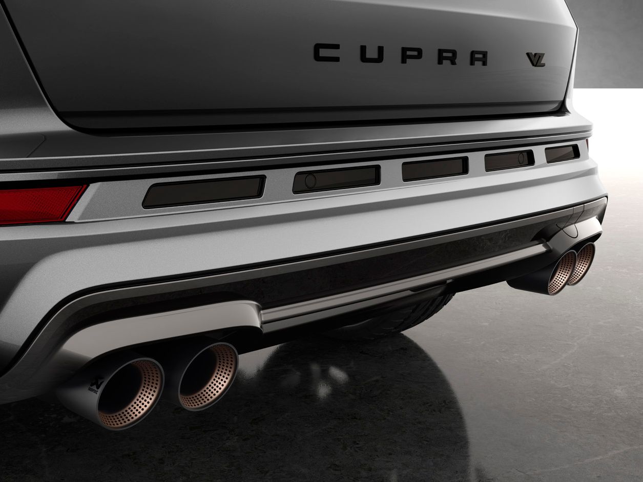 CUPRA Ateca 2020 v barvě rodium šedá zadní nárazník, zadní difuzor a čtyři koncovky výfuku CUPRA