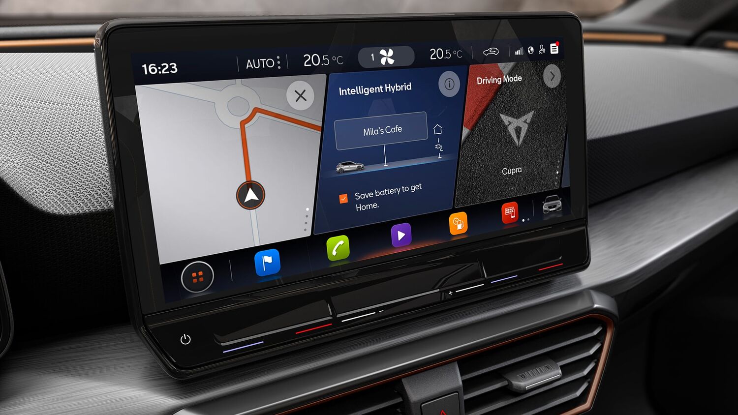 Nový kompaktní sportovní vůz CUPRA Leon 5D ehybrid, pohled zblízka na 10“ displej navigačního systému