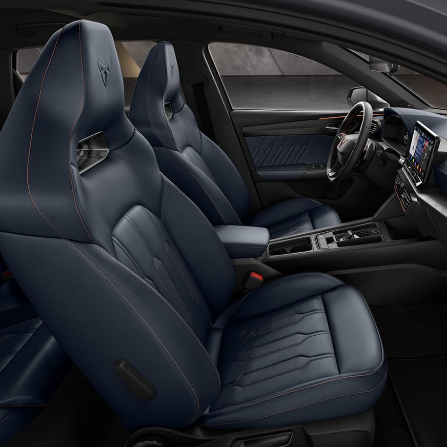 Nový kompaktní sportovní vůz CUPRA Leon 5D ehybrid, skořepinová sedadla, výplně dveří a středová konzola v pravé kůži v modrém odstínu petrol blue