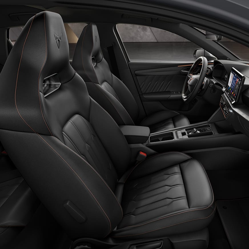 Nový kompaktní sportovní vůz CUPRA Leon 5D ehybrid, skořepinová sedadla čalouněná pravou černou kůží