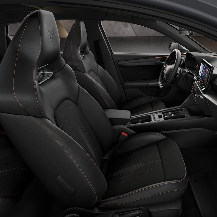 Nový kompaktní sportovní vůz CUPRA Leon 5D ehybrid, skořepinová sedadla čalouněná tkaninou Sharp a základní designové výplně dveří.