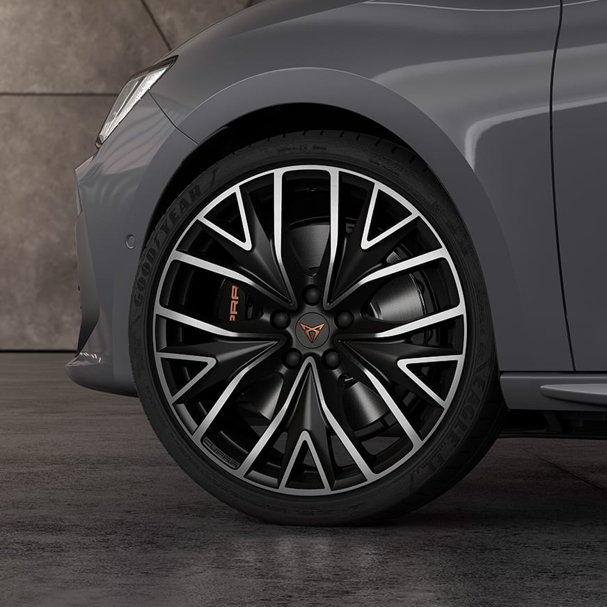 : Nový kompaktní sportovní vůz CUPRA Leon 5D ehybrid s 19“ Performance koly z lehkých slitin v barvách černá a stříbrná. Pohled zblízka.