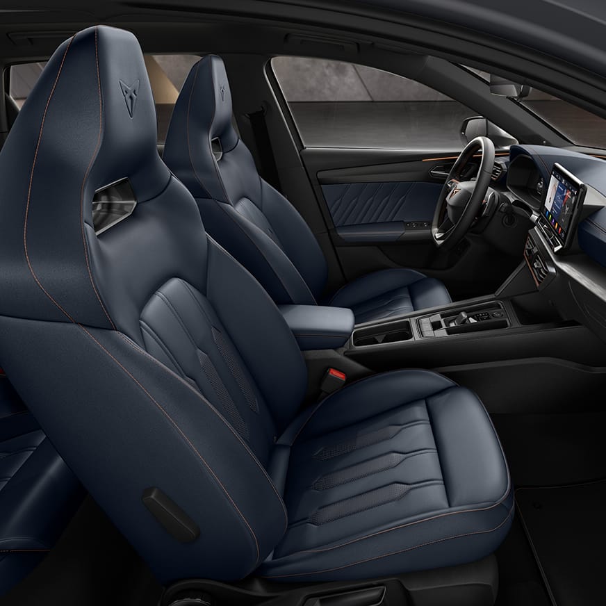Nový rodinný sportovní vůz CUPRA Leon Sportstourer ehybrid, pohled do interiéru s čalouněním skořepinových sedadel a výplní dveří pravou kůží v odstínu petrol blue