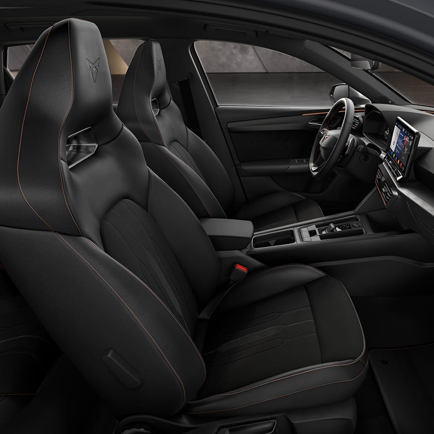 Nový rodinný sportovní vůz CUPRA Leon Sportstourer ehybrid, pohled do interiéru s čalouněním skořepinových sedadel tkaninou Sharp a základními designovými výplněmi dveří.